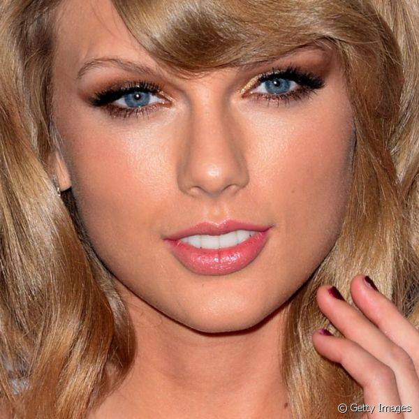 Taylor Swift apostou no esfumado marrom com canto interno dourado para o evento e caprichou no volume dos c?lios para o American Music Awards 2014